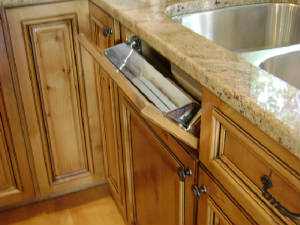 Sink cabinet with tip-out